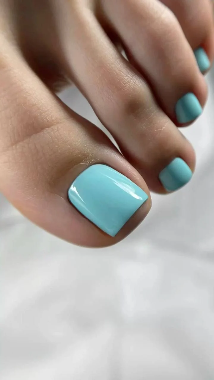 Голубой педикюр — работа студии PODO PRO NAILS